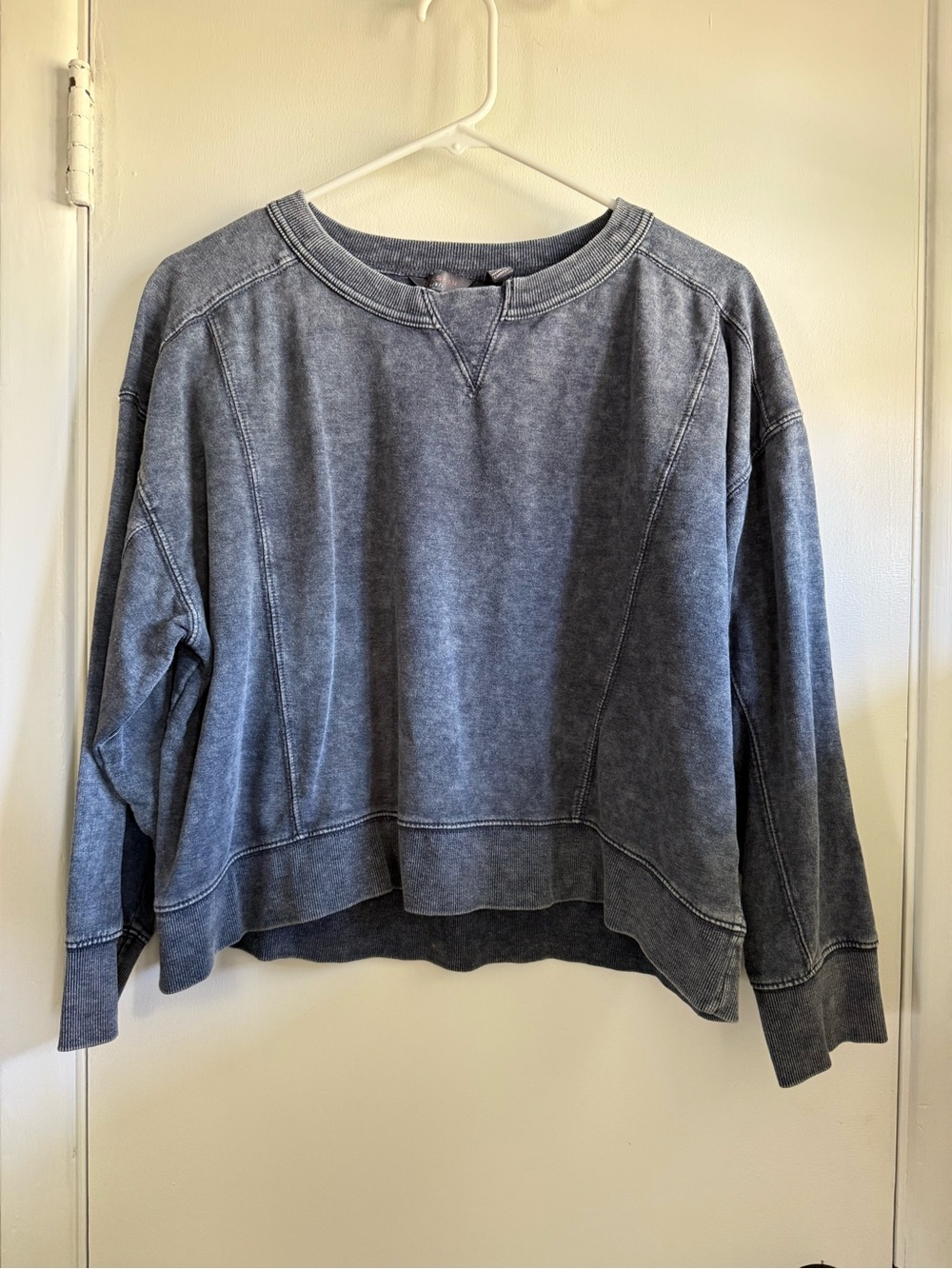 Danskin Women's Washed Gray Crop Sweatshirt, Size Small